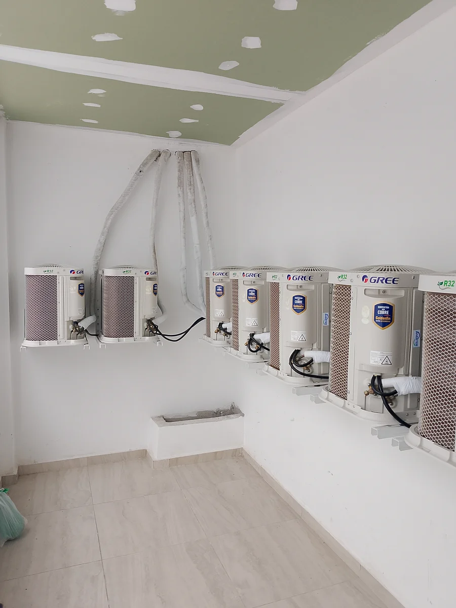 Imagem ilustrativa de manutenção em ar condicionado